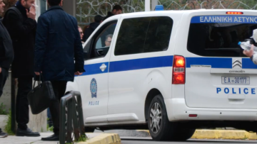 Στην Ευελπίδων η 36χρονη τραγουδίστρια που έπεσε σε οχήματα στο Κολωνάκι υπό την επήρεια αλκοόλ
