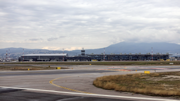 Καταδικάστηκε ο μεθυσμένος επιβάτης που πετούσε μπουκάλια με νερό στο πλήρωμα σε πτήση προς Θεσσαλονίκη