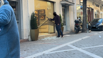 Λάρισα: Λήστεψαν κοσμηματοπωλείο λίγα μέτρα μακριά από τα δικαστήρια, οι δράστες «τσαλάκωσαν» το ρολό