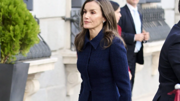 Η κομψή εμφάνιση της βασίλισσας Λετίσια με μπλε ταγέρ και mini heels
