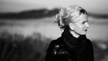 Μετά από τριάντα χρόνια αφοσίωσης στην οικογένεια, έχτισε καριέρα και μετακόμισε στην άλλη άκρη της Γης