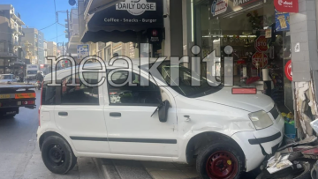 Κρήτη: Έπεσε με το αυτοκίνητό του στη τζαμαρία του μίνι μάρκετ, επειδή η ιδιοκτήτρια του έκανε παρατήρηση, δείτε βίντεο