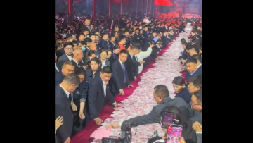 Αφεντικό στην Κίνα μοίρασε μπόνους 22 εκατ. ευρώ: Viral η εκδήλωση με τους εργαζόμενους να παίρνουν όσα χρήματα χωρούσαν στα χέρια τους