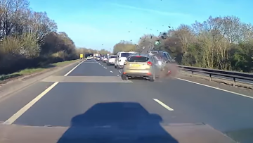 Οδηγός στη Βρετανία έπεσε αφρενάριστος σε οχήματα επειδή έπαιζε τζόγο με το κινητό: Τραυματίστηκε έγκυος που υποβλήθηκε σε επείγουσα καισαιρική