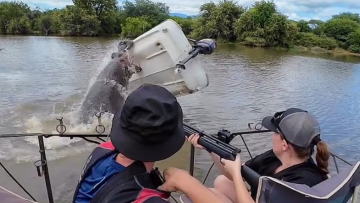 Νότια Αφρική: Τρόμος για περιβαλλοντολόγο σε πάρκο - Εξαγριωμένος ιπποπόταμος αναποδογύρισε βάρκα και τον έριξε στο νερό