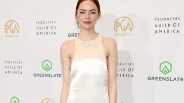 Η Έμα Στόουν φόρεσε Calvin Klein στα 37α Annual Producers Guild of America Awards
