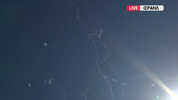 Η ΕΡΤ κατέγραψε σε ζωντανή μετάδοση την κατάρριψη ιρανικών βλημάτων από την αεροάμυνα του Ισραήλ: «Είναι ακριβώς από πάνω μας»