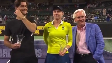 Έλενα Ριμπάκινα: Η ενόχλησή της από το χέρι που της έβαλε στη μέση χορηγός που τη βράβευσε σε τουρνουά στην Καλιφόρνια