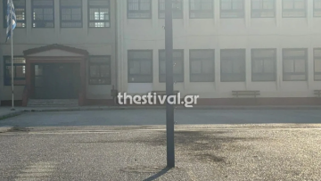 Θεσσαλονίκη: Άγνωστοι έριξαν 7 μολότοφ μέσα σε προαύλιο σχολείου, εξερράγησαν οι έξι από αυτές - Δείτε βίντεο
