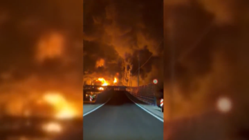 Βίντεο δείχνουν τεράστιες φλόγες κοντά σε δεξαμενές πετρελαίου στην Τεχεράνη