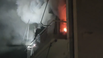 Φωτιά σε διαμέρισμα στον Ταύρο, απομακρύνθηκαν δύο άτομα, δείτε βίντεο
