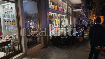 Ηράκλειο: Αυτοκίνητο παρέσυρε 27χρονη πεζή και έπεσε σε είσοδο καταστήματος, δείτε φωτογραφίες