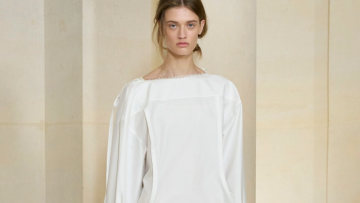 Λευκά φορέματα: Πώς θα τα φορέσουμε φέτος σύμφωνα με τις πασαρέλες της σεζόν
