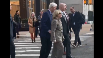 Μπιλ Κλίντον - Χίλαρι Κλίντον: Viral το βίντεο με τον πρώην πρόεδρο των ΗΠΑ να σπρώχνει τη σύζυγό του σε διάβαση πεζών στη Νέα Υόρκη