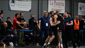 Φραστικό επεισόδιο του Φουρνιέ με οπαδό του Πανιωνίου: Πήγε να του... ορμήξει ο Γάλλος και αποβλήθηκε, δείτε βίντεο