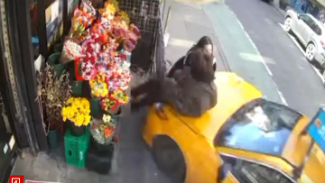 Ταξί που χάνει τον έλεγχο στη Νέα Υόρκη χτυπά δύο γυναίκες και τις εκσφενδονίζει έξω από κατάστημα