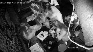 Χάος σε κλαμπ του Λονδίνου: Μητέρα και κόρες πιάστηκαν στα χέρια με εκτός υπηρεσίας αστυνομικούς, βίντεο