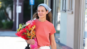 Κέιτι Χολμς: Πώς φόρεσε τη must-have φούστα του ζεστού καιρού
