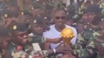 Σε στρατιωτική βάση στη Σενεγάλη η κούπα του Κόπα Άφρικα, δεν την επιστρέφει η ομοσπονδία της χώρας, βίντεο 