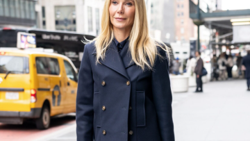 H Γκουίνεθ Πάλτροου συμπλήρωσε το σκούρο μπλε σύνολό της με peep-toe mules