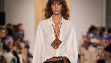 Λευκό πουκάμισο: Πώς φοριέται το 2026 σύμφωνα με τις πασαρέλες της σεζόν
