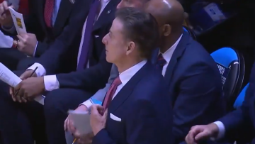 Ρικ Πιτίνο: Η απίστευτη αντίδρασή του στο buzzer beater που έστειλε το κολλέγιο του Σεν Τζονς στο Sweet 16 για πρώτη φορά από το 1999