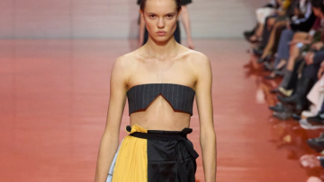 Μια αποκλειστική ματιά στη δεξιοτεχνία πίσω από τις δύο πιο περίπλοκες φούστες της ανοιξιάτικης συλλογής Prada
