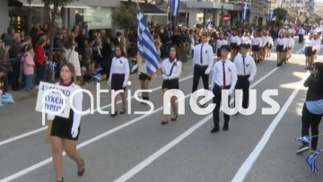 Πύργος: Με μαύρες κορδέλες έκαναν παρέλαση οι συμμαθητές του 18χρονου Μάκη που σκοτώθηκε πέφτοντας από τον 3ο όροφο