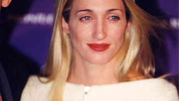 Carolyn Bessette-Kennedy: Το μυστικό πίσω από το «παιδικό» ξανθό των μαλλιών της που κόστιζε μια περιουσία
