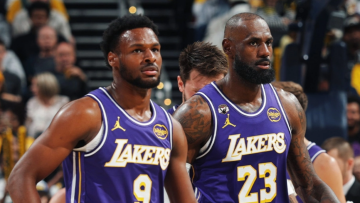 Ο Λεμπρόν Τζέιμς έδωσε την πρώτη ασίστ «πατέρα σε γιο» στην ιστορία του NBA, δείτε βίντεο