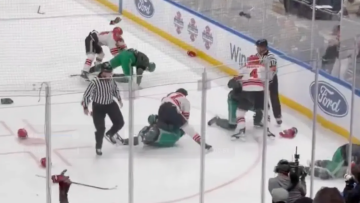 Άγριο ξύλο σε φιλανθρωπικό αγώνα χόκεϊ πυροσβεστών με αστυνομικούς της Νέας Υόρκης, δείτε βίντεο