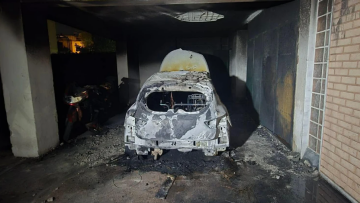 Φωτιά σε πιλοτή πολυκατοικίας στην Καλαμαριά, καταστράφηκαν ένα αυτοκίνητο και τρεις μηχανές