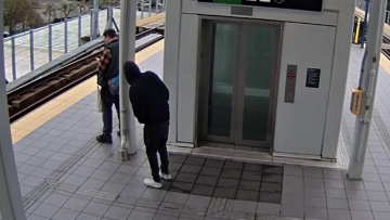 Άνδρας έσπρωξε επιβάτη στις ράγες λίγο πριν φτάσει το τρένο στο Σιάτλ, συγκλονιστικό βίντεο