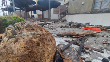 Καταστροφές στην Παλαιοχώρα Χανίων από την κακοκαιρία, η θάλασσα μπήκε σε καταστήματα