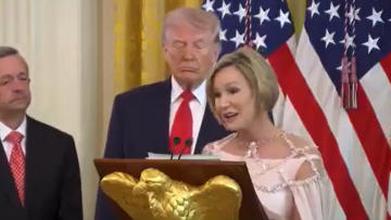 H επικεφαλής του θρησκευτικού γραφείου του Λευκού Οίκου συνέκρινε τον Τραμπ με τον Χριστό: Όπως αναστήθηκε αυτός, αναστηθήκατε κι εσείς, δείτε βίντεο