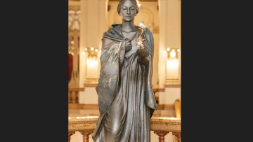 Μαρία Κάλλας: Το μνημειώδες γλυπτό Νίκου Φλώρου ταξίδεψε στην Όπερα του Σάο Πάολο