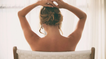 Οι δύο απλές ασκήσεις που χρειάζεστε για να μειώσετε τον πόνο στην πλάτη, σύμφωνα με μια personal trainer
