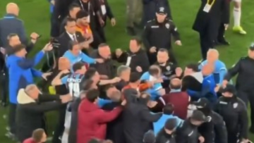 Βίντεο: Εικόνες χάους στην Τουρκία μετά τη λήξη του Τράμπζονσπορ - Γαλατάσαραϊ, παίκτες πιάστηκαν στα χέρι
