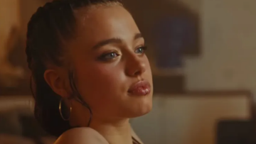 Η Σάιλο Τζολί θυμίζει εντυπωσιακά την 19χρονη Aντζελίνα Τζολί στο ντεμπούτο της σε K-pop music video
