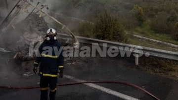 Φωτιά σε φορτηγό στην Εγνατία, καθυστερήσεις στην κυκλοφορία