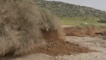 Δραματική διάσωση πατέρα και γιου που καταπλακώθηκαν από χώματα σε παραλία της Βάρκιζας