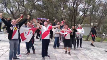 Οπαδοί της Ράγιο Βαγιεκάνο έστησαν... πάρτι κάτω από την Ακρόπολη πριν το ματς με την ΑΕΚ, δείτε βίντεο 