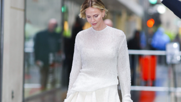 Η Σαρλίζ Θερόν συμπλήρωσε το λευκό σύνολό της με τα φλατ παπούτσια της σεζόν
