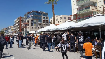 Οπαδοί του ΠΑΟΚ και του ΟΦΗ τραγουδούν παρέα πριν από τον τελικό Κυπέλλου στον Βόλο, δείτε βίντεο