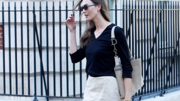 H Kάρλι Κλος έκανε τον πιο κομψό συνδυασμό παπουτσιών και φούστας

