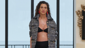 Η Kaya Wilkins στον έκτο μήνα της εγκυμοσύνης της περπάτησε στην πασαρέλα της Chanel
