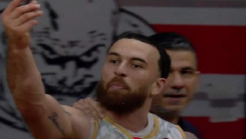 Μάικ Τζέιμς: Αποβλήθηκε έξαλλος στη 2η περίοδο του αγώνα με τον Ολυμπιακό δείχνοντας με το χέρι του ότι οι διαιτητές χρηματίστηκαν, βίντεο 