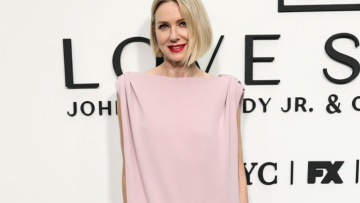 H Nαόμι Γουότς συνδύασε το ροζ Balenciaga φόρεμά της με πορτοκαλί γόβες
