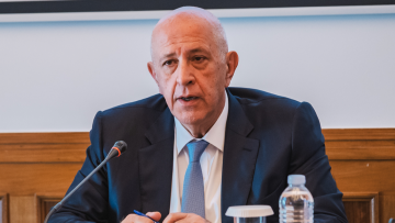 Θεοδωρόπουλος: «Το μοντέλο ανάπτυξης της τελευταίας περιόδου εξαντλείται» – Το στοίχημα της παραγωγικότητας, οι μισθοί και η AI
