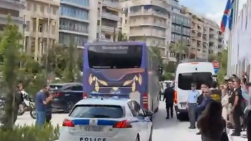 Η αναχώρηση της αποστολής του Ολυμπιακού από το ξενοδοχείο για το T-Center, βίντεο 